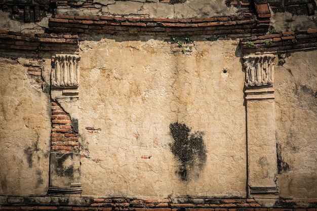 Foto tailândia ruínas e antiguidades no parque histórico de ayutthaya turistas de todo o mundo decadência de buda