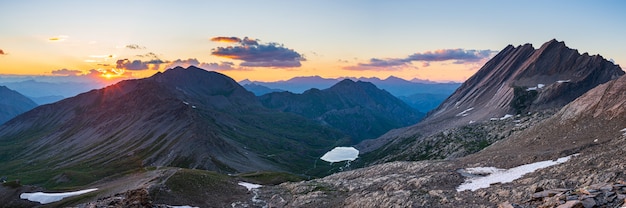 Taillante Grat in den französischen Alpen bei Sonnenuntergang, idyllisches Gebirgslandschaft felsiges Gelände und Alpensee in großer Höhe, Panoramablick