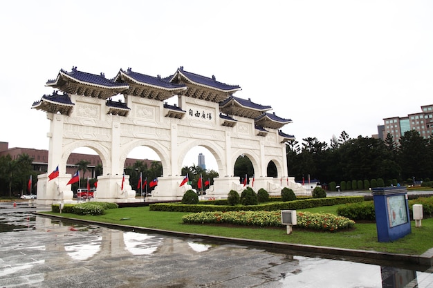 Taipei, Taiwán - 12 de octubre de 2018: La puerta principal de la sala conmemorativa de Chiang Kai Shek (Sala conmemorativa de la democracia nacional de Taiwán) en día lluvioso Taipei, Taiwán.