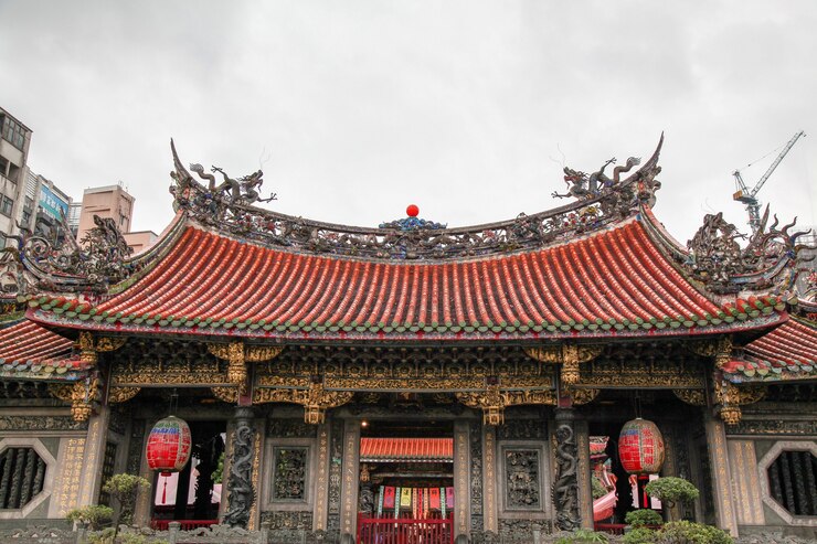 Taipei, Taiwan-October 12, 2018: Templo Longshan el más famoso de la gente de Taiwán visita en día lluvioso.