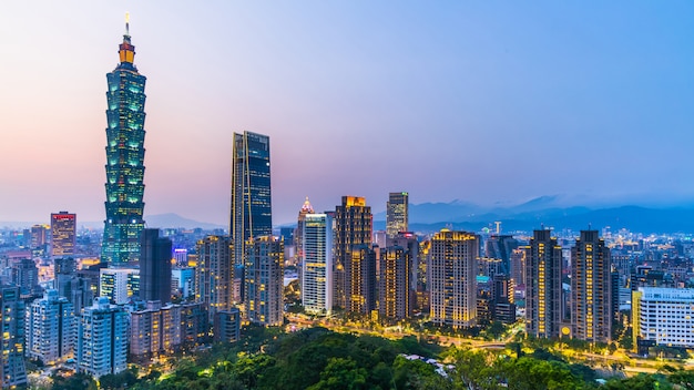 Taiwan-Stadtskyline in der Dämmerung