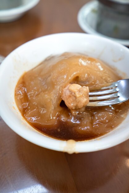 Foto taiwanesische fleischkugeln köstliches straßenessen bawan ba wan gedämpft und frittiert stärke gewickelt rund geformte knödel mit schweinefleisch im inneren