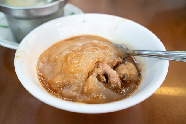 Taiwanesische Fleischkugeln köstliches Straßenessen Bawan Ba wan gedämpft und frittiert Stärke gewickelt rund geformte Knödel mit Schweinefleisch im Inneren