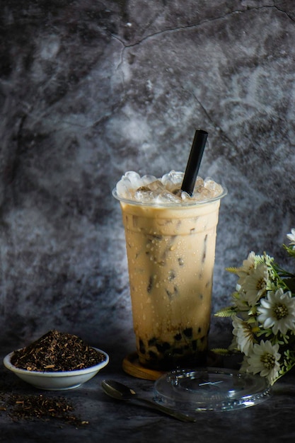 Taiwanesischer Milchtee in einem Plastikbecher mit Eis