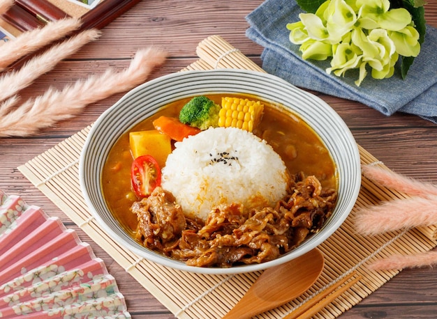 Taiwanesischer Schweine-Curry-Reis, serviert in Gerichten isoliert auf Tischplatte mit Blick auf taiwanesisches Essen