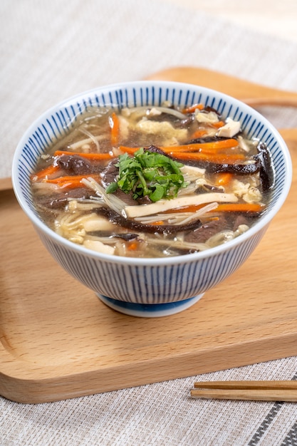 Taiwanesisches Essen - Hausgemachte köstliche heiße und saure Suppe in einer Schüssel auf einem Serviertablett.