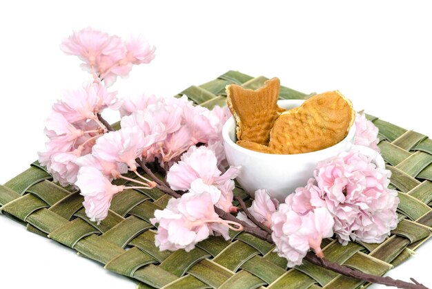 Taiyaki-Kuchen in einer Kaffeetasse mit Kirschblüten japanische Süßwaren