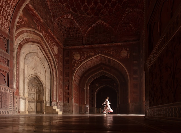 Foto el taj mahal en agra, india mujer bailando en las puertas