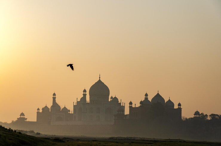 Taj Mahal durante el amanecer El Taj Mahal es un mausoleo de mármol blanco marfil en la orilla sur del río Yamuna en Agra India