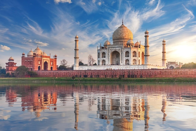 Taj Mahal ao pôr do sol vista traseira do rio Yamuna Agra Índia