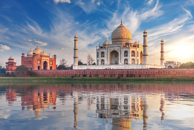 Taj mahal bei sonnenuntergang rückansicht vom fluss yamuna agra indien