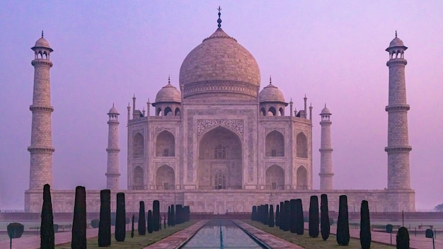 Taj mahal é um mausoléu de mármore branco de marfim no rio yamuna, em agra, uttar pradesh, índia.