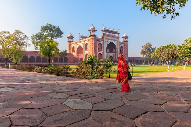 Taj Mahal East Gate y una mujer india, India, Agra.