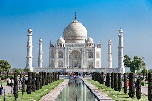 Taj Mahal, elfenbeinweißer Marmor mit blauem Himmel in Agra, Indien.