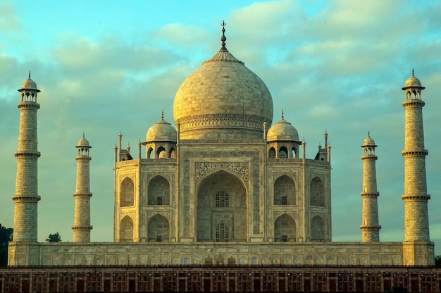 Foto el taj mahal un mausoleo islámico de mármol blanco marfil en la orilla del río yamuna agra india