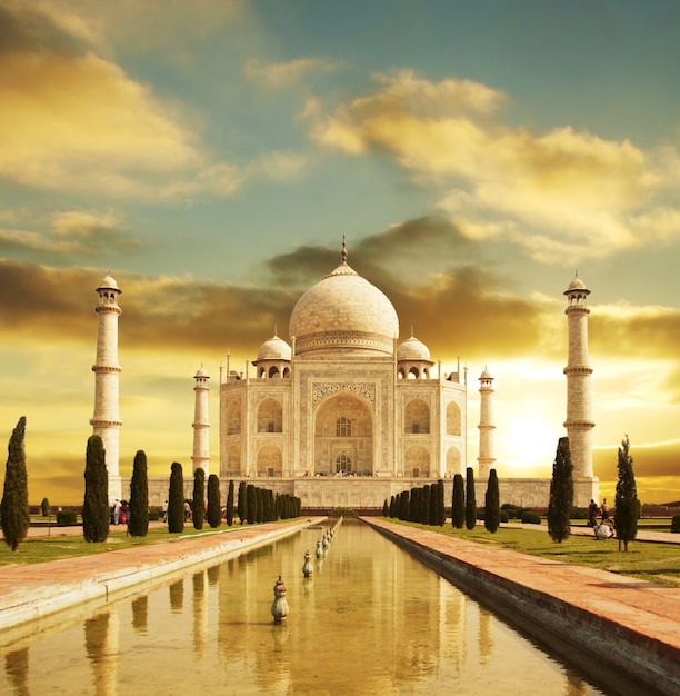 Taj Mahal Palast in Indien bei Sonnenaufgang