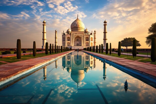 Taj Mahal reflejado en una tranquila piscina