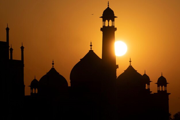 Taj Mahal refletido no rio Yamuna ao pôr do sol em Agra, Índia