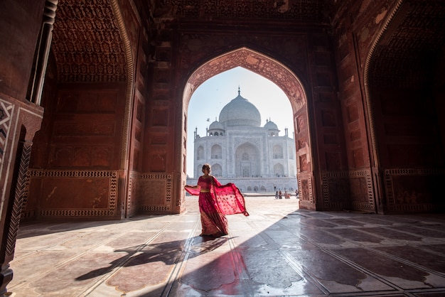 Taj Mahal Scenic A vista da manhã do monumento Taj Mahal. Um local do patrimônio mundial do UNESCO em Agra, Índia.