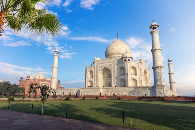 Taj Mahal Tomb e a vista da mesquita, Índia, Agra.