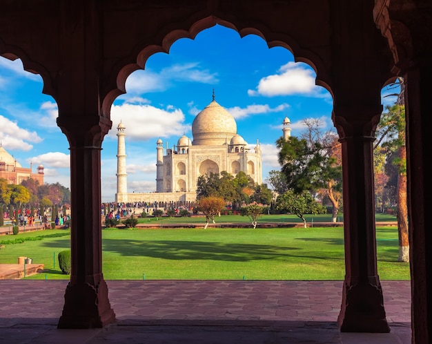 Taj Mahal a través del Arco de la Gran Puerta India Agra