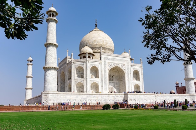 Taj Mahal um mausoléu de mármore branco marfim na margem sul do rio Yamuna em Agra Índia