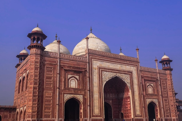 Foto taj museum se acerca al taj mahal en agra, india