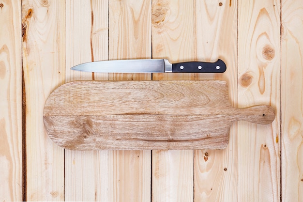 Tajadera con cuchillo en vista superior de la mesa de madera