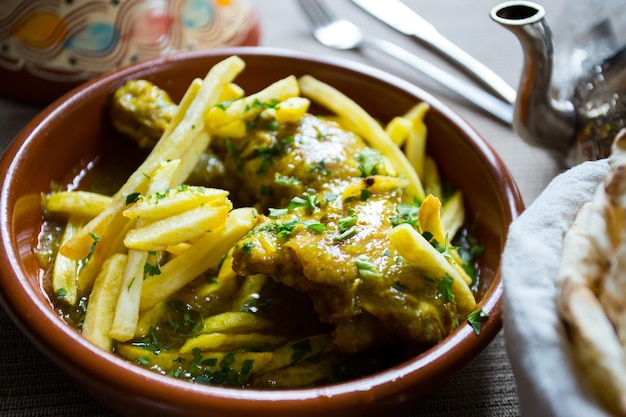 Foto tajin de frango com legumes cozinhados à moda marroquina.