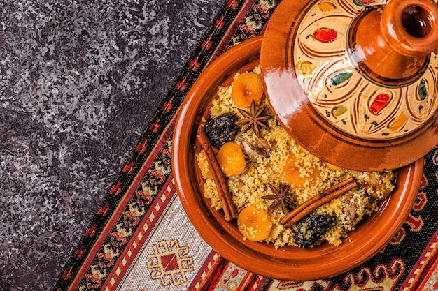 Tajine marroquí tradicional de pollo con frutos secos y especias