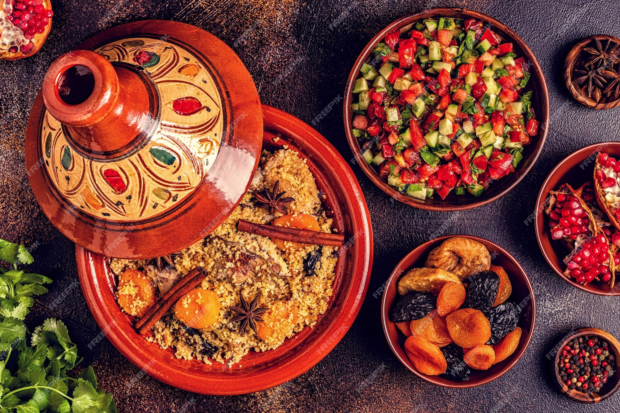 Tajine marroquí tradicional de pollo con frutos secos y especias