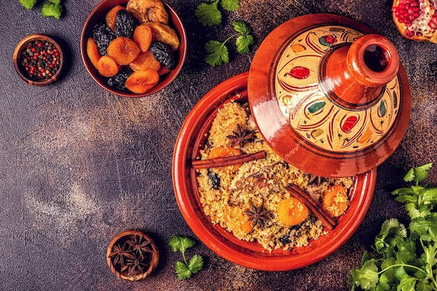 Tajine marroquí tradicional de pollo con frutos secos y especias