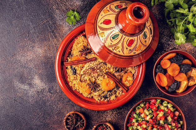 Tajine marroquino tradicional de frango com frutas secas e especiarias