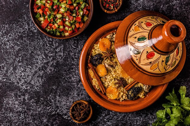 Tajine marroquino tradicional de frango com frutas secas e especiarias
