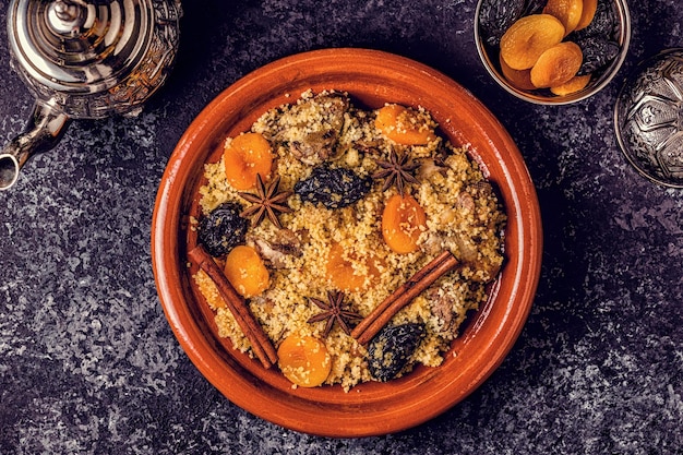 Tajine marroquino tradicional de frango com frutas secas e especiarias