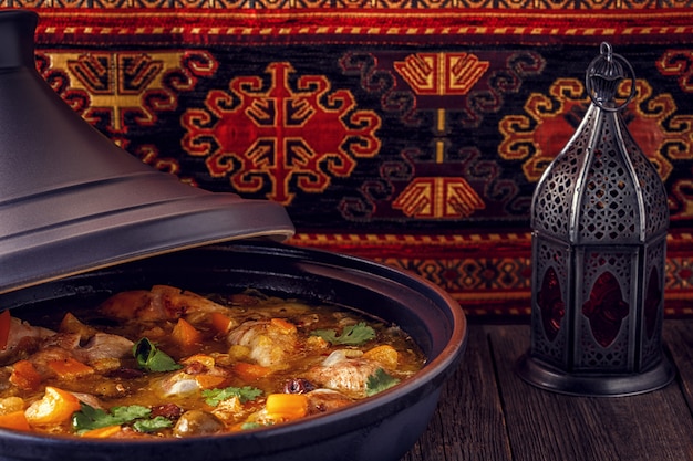 Tajine marroquino tradicional de frango com limões salgados, azeitonas