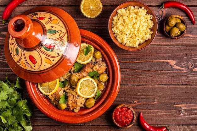 Tajine tradicional marroquina de frango com limões salgados azeitonas