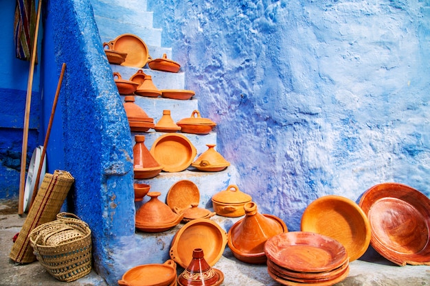 Foto tajines decorativos em um mercado em chefchaouen