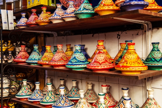 Tajines decorativos em um mercado em Marrakech