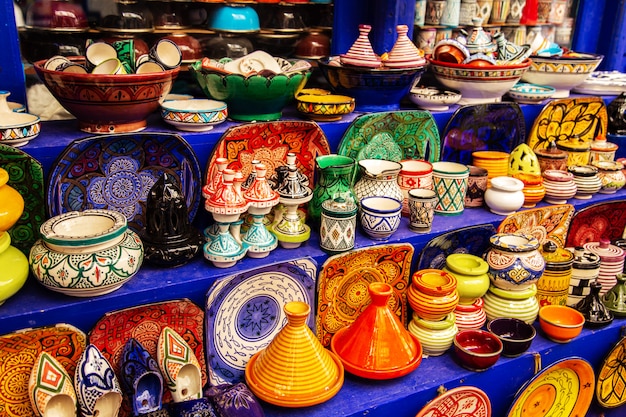 Tajines decorativos en un mercado en Marrakech