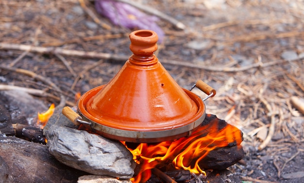 Tajines marroquinos cozinhados em fogo de lenha