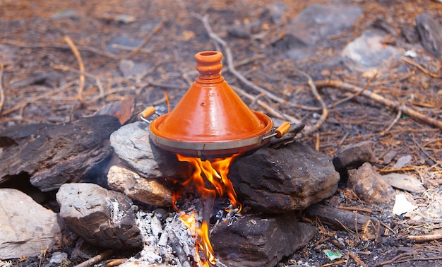 Tajines marroquinos cozinhados em fogo de lenha