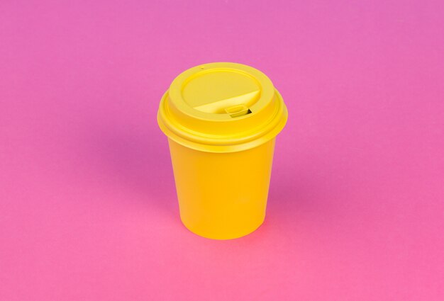 Foto takeaway xícara de café em colorido brilhante