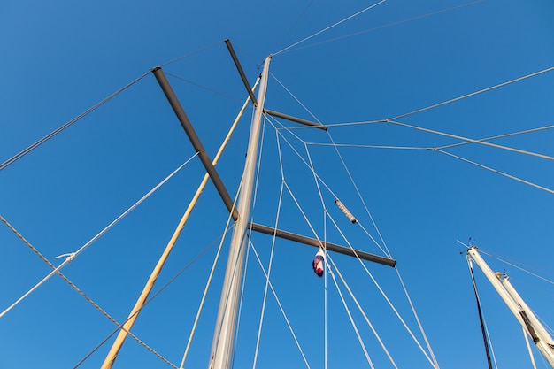 Takelungsmast und fallen eines segelboots unter einem schönen blauen himmel