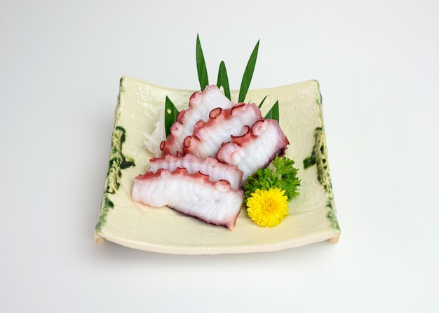 Tako-Tintenfischscheiben japanisches Essen auf Keramikplatte