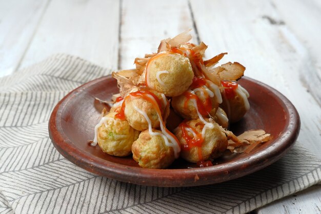 takoyaki es uno de los bocadillos japoneses populares