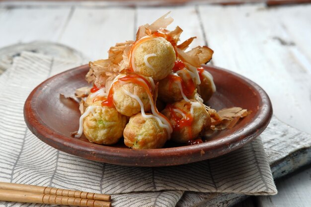 takoyaki es uno de los bocadillos japoneses populares