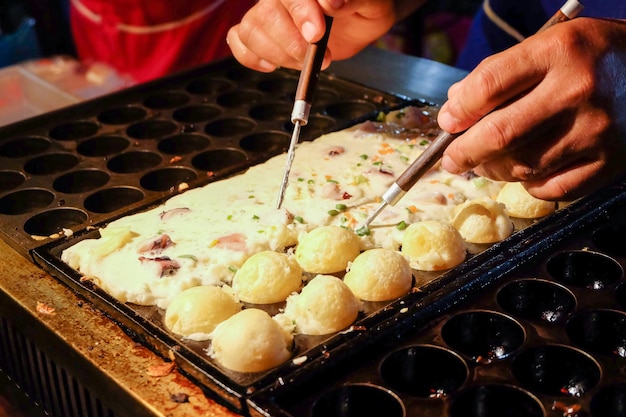 Takoyaki in der pfanne gut vor dem kochen.