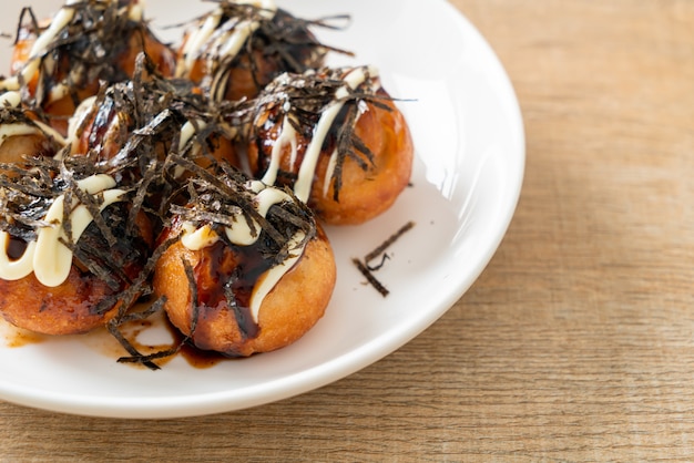 Takoyaki-Kugelknödel oder Oktopus-Kugeln - japanische Küche