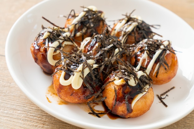 Takoyaki-Kugelknödel oder Oktopus-Kugeln - japanische Küche